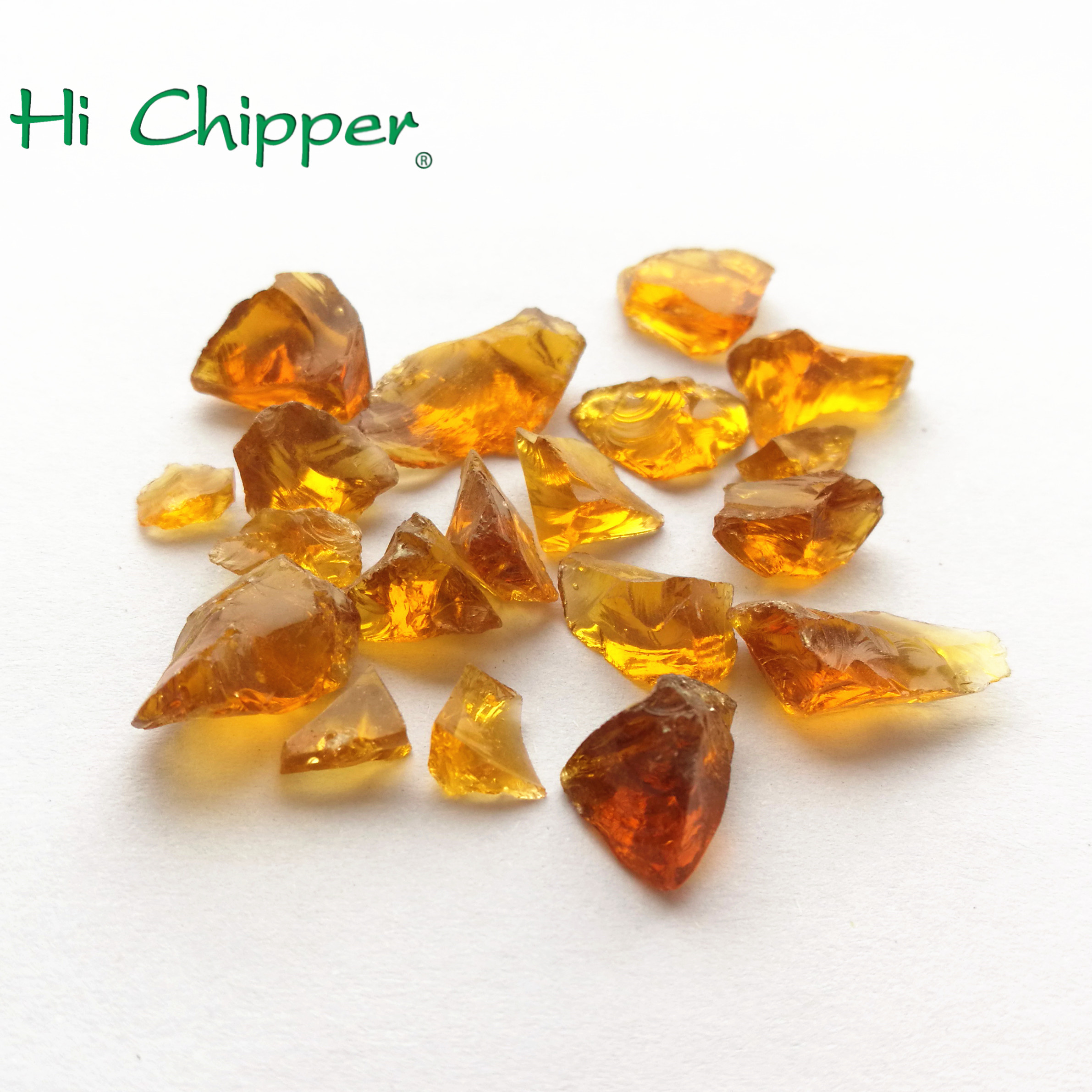 분쇄 된 어두운 호박색 유리 칩