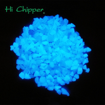 어두운 유리 칩과 자갈에 빛을 발합니다